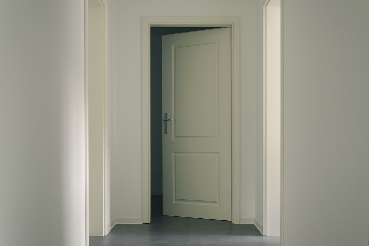 Oddzielenie pomieszczeń i ozdoba domu-drzwi wewnętrzne